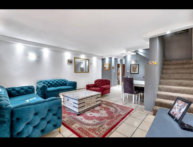 2 BEDROOM TOWNHOUSE FOR SALE IN WINDSOR WEST